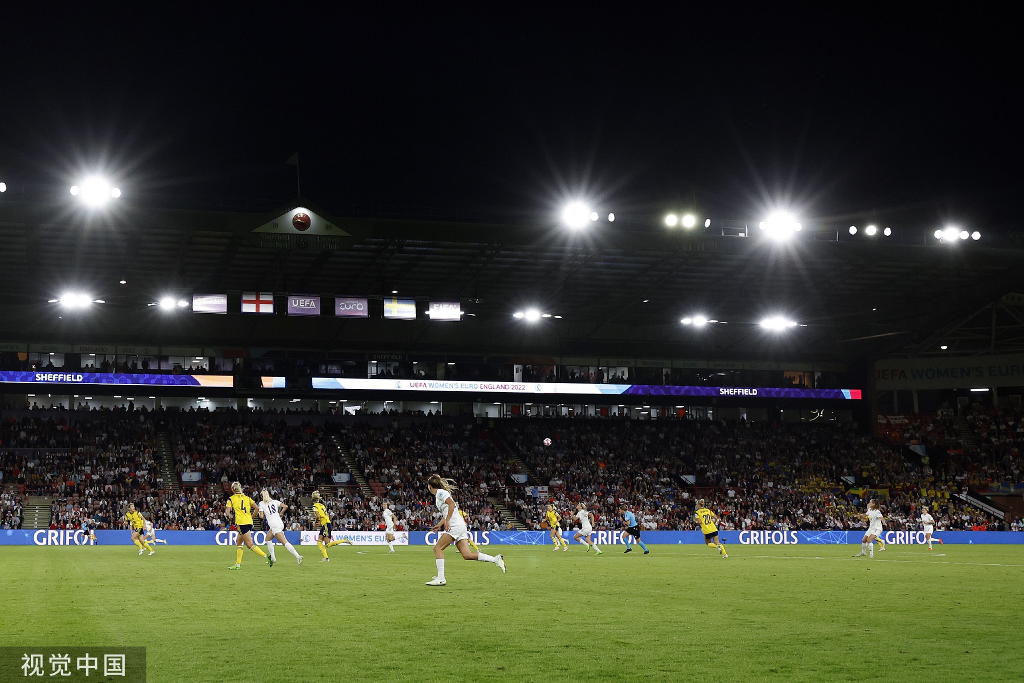 时尚耳机海报设计_数据线电子产品系列海报设计